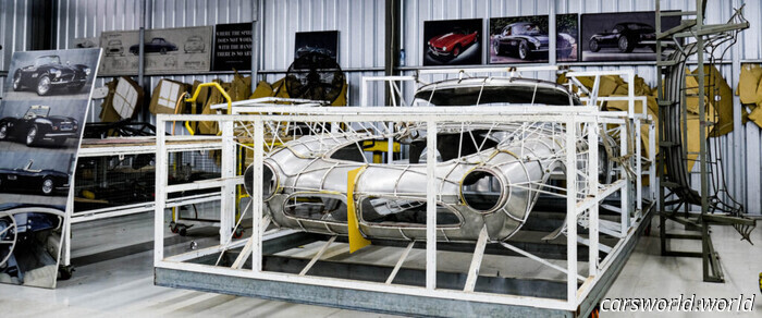 Non indovineresti mai che queste classiche Toyota e Aston siano realizzate al 100% a mano da zero | Carscoops